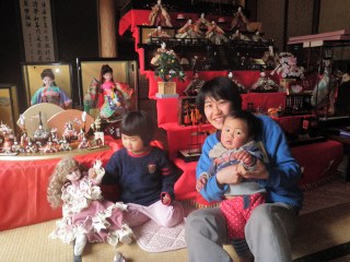 帰り道、沖村家のひな人形を見物。