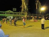 会場は小学校の校庭です。